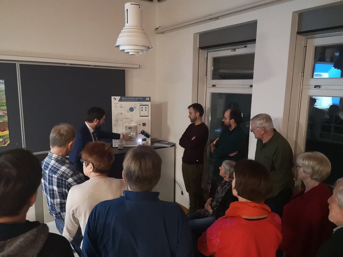 FfE_Muenchen's tweet photo. Großes Interesse - @zeiselmair zeigt den Probanden des Altdorfer #FlexMarkt die Funktionsweise anhand unserer Demoplatte.
#Csells #SINTEG #Flexplattform #ALFDemo https://t.co/258Lj0RCH6