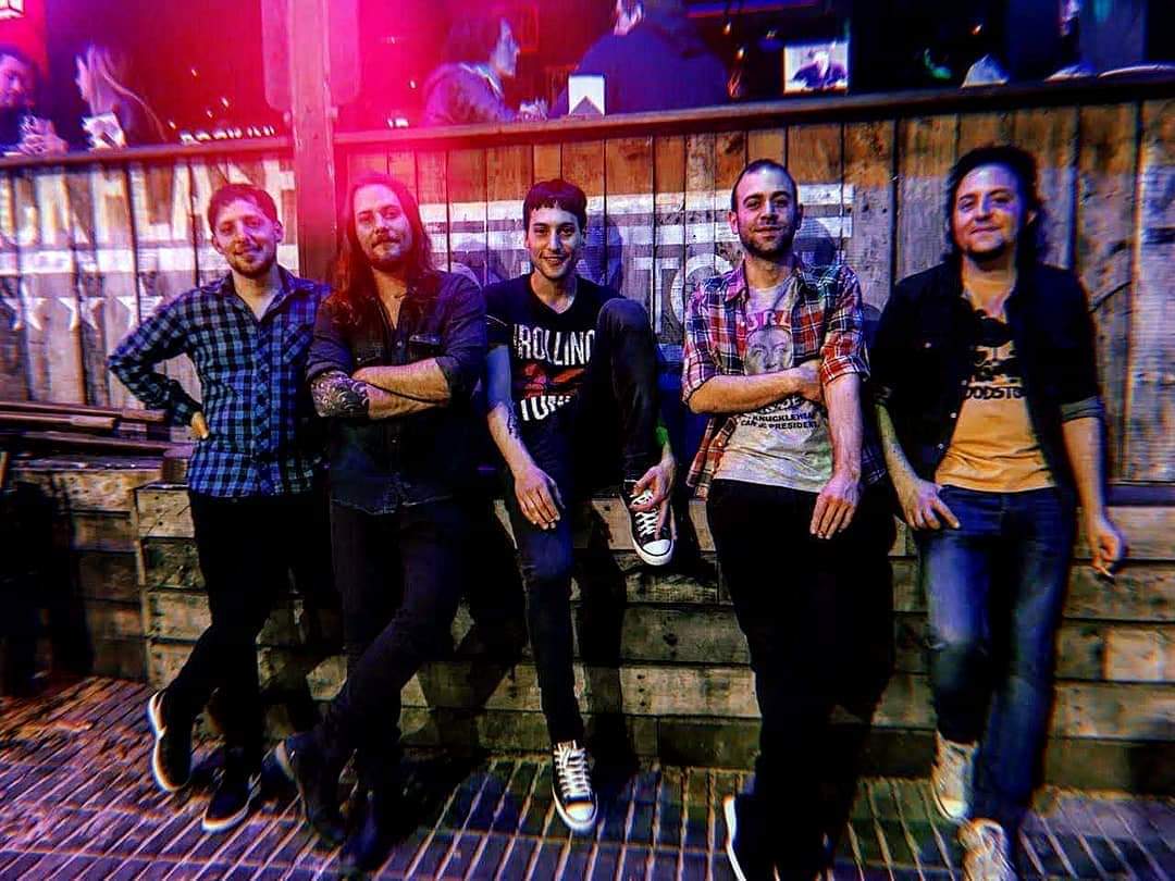 HOY HOY HOY!!! 21 HS en AMOR A PRIMERA BIRRA (Castelli 150 -Tigre) junto a los amigos de HUMA NOS. Entrada libre, show a la gorra! Lxs esperamos!