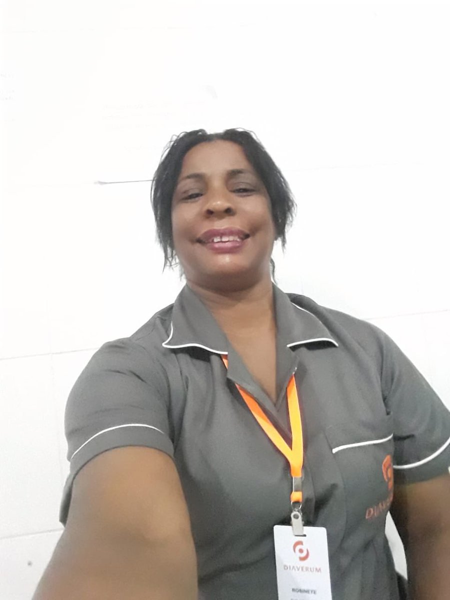 jojomarrua's tweet image. Essa é minha mãezinha super feliz porque depois de 12 anos ela conseguiu emprego com registro na carteira