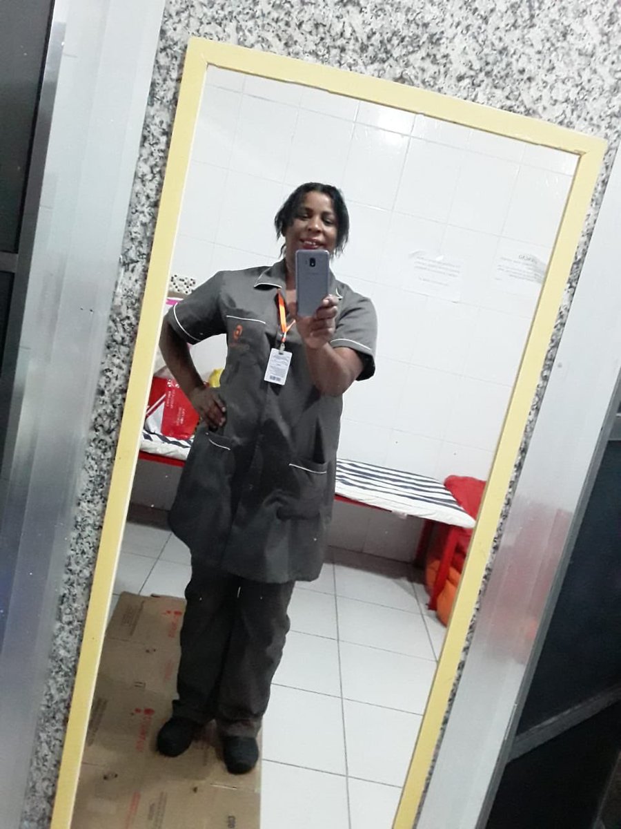 jojomarrua's tweet image. Essa é minha mãezinha super feliz porque depois de 12 anos ela conseguiu emprego com registro na carteira