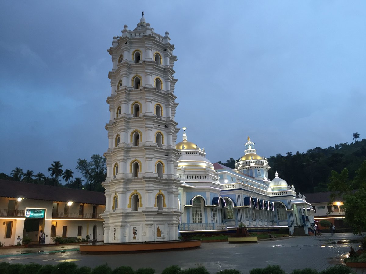 10) The Sabhamandap where all the bhaktas are seated during Aarti & can take darshan of Shree Mangesh & then you have the Mukhmandap which is the main entry to the Mandir