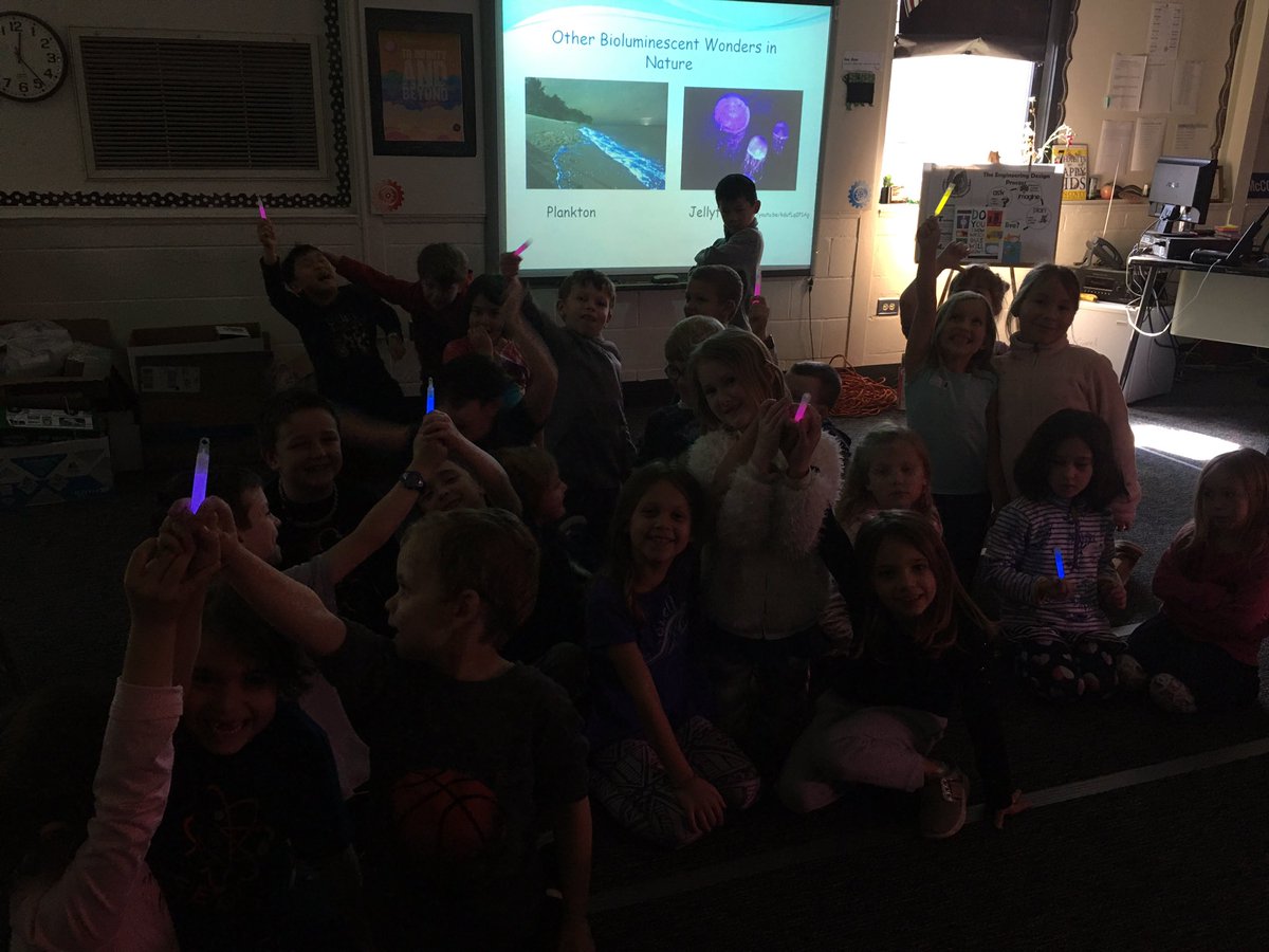 diane_dparr's tweet photo. Having fun discovering nature’s lights!!#bioluminescense @CFESmustangs #firstgradelight #stemrocks https://t.co/qFuEv16HDg