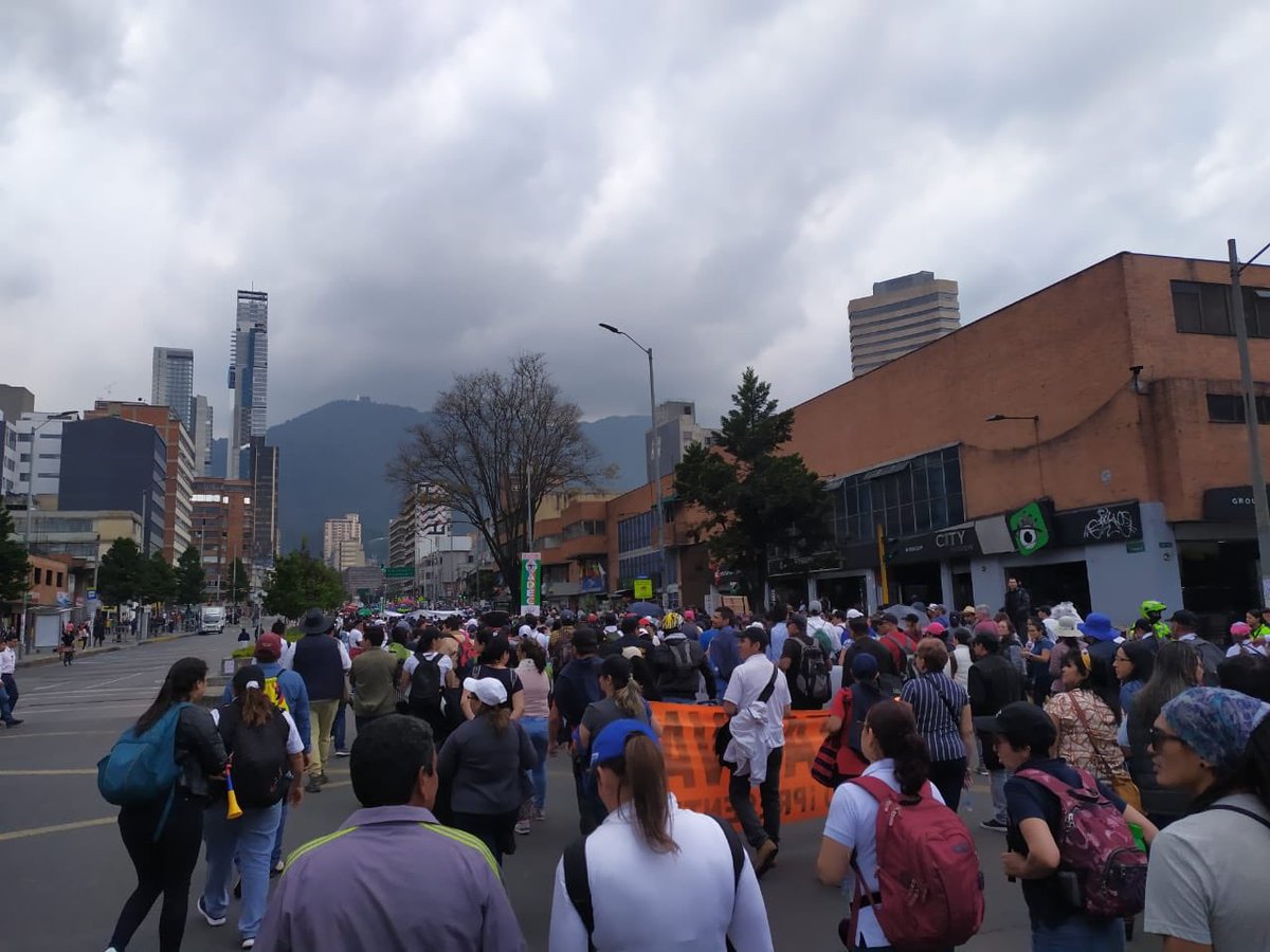 forbescolombia's tweet photo. Así avanza la manifestación de los profesores en la calle 19 con 13. #ParoFecodeEs https://t.co/OAxxGIrMC3