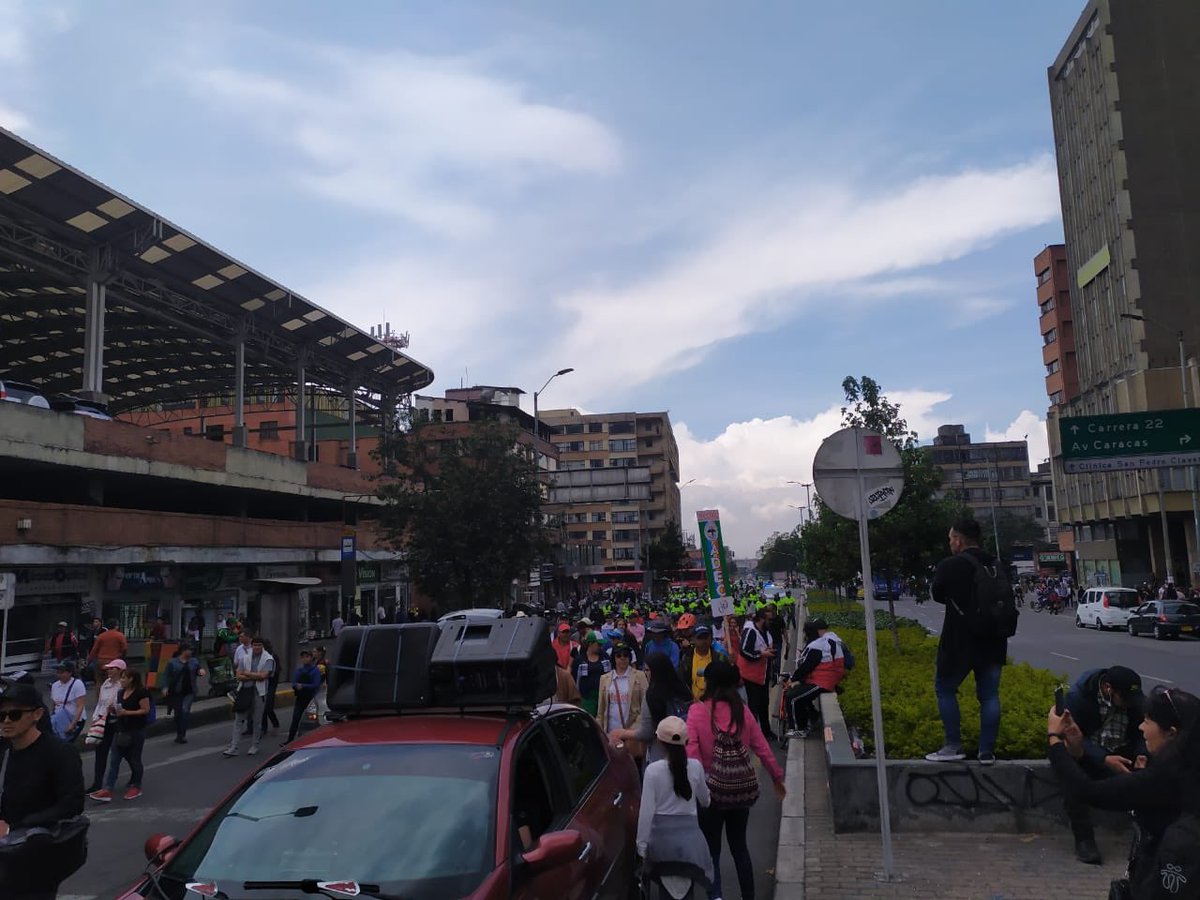 forbescolombia's tweet photo. Así avanza la manifestación de los profesores en la calle 19 con 13. #ParoFecodeEs https://t.co/OAxxGIrMC3
