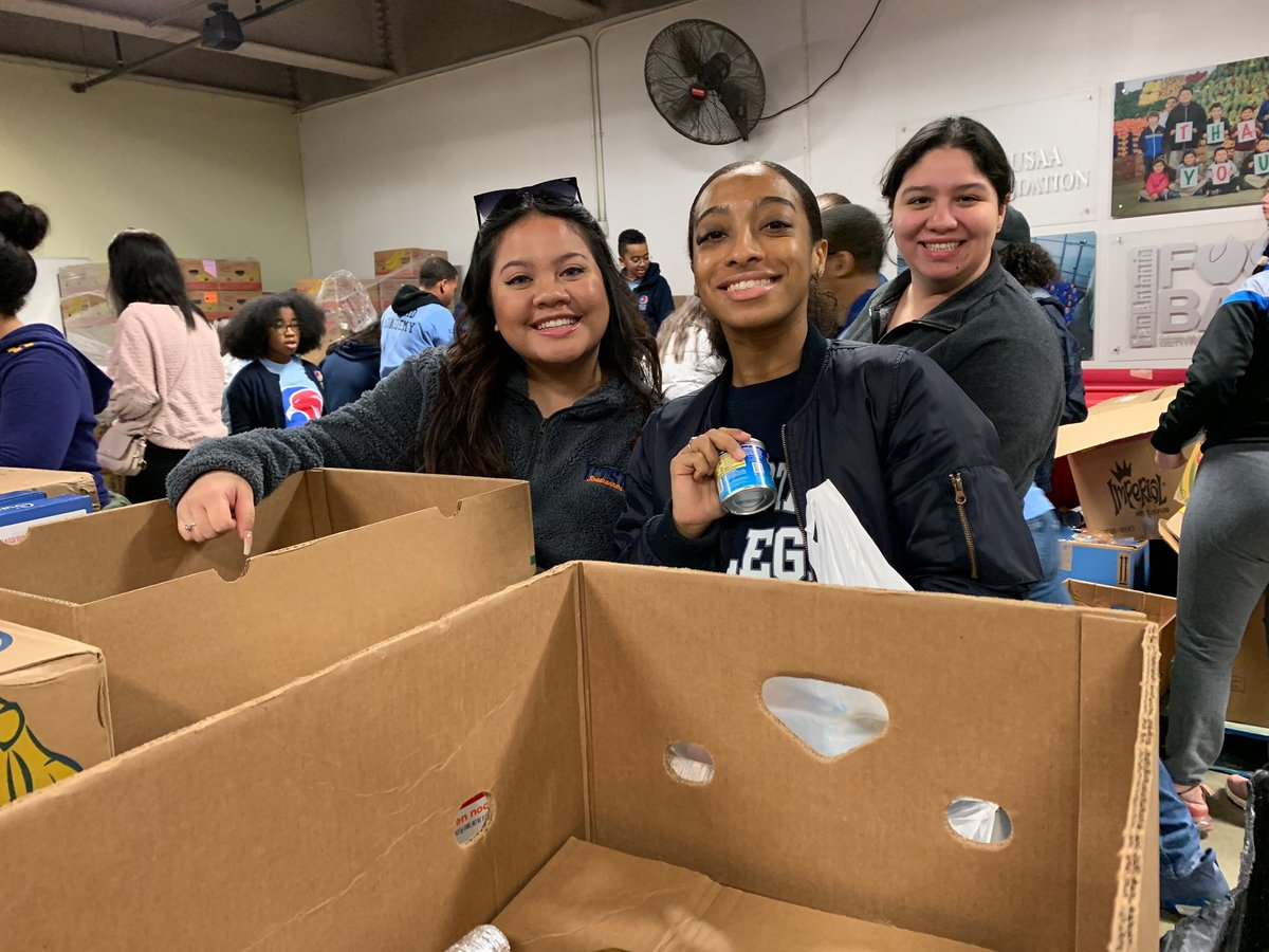 PBWS_UTSA's tweet photo. ⚡️Boss Ladies unite & volunteer @safoodbank⚡️ We love to help our community and give back to the society even if it’s simply organizing food into boxes, there’s no job we can’t do! 🧃📦 💚👑 #QUEENS #volunteer #SAFoodBank #community #girls #birdsup #UTSA #utsapbws https://t.co/atCkB5OZbo