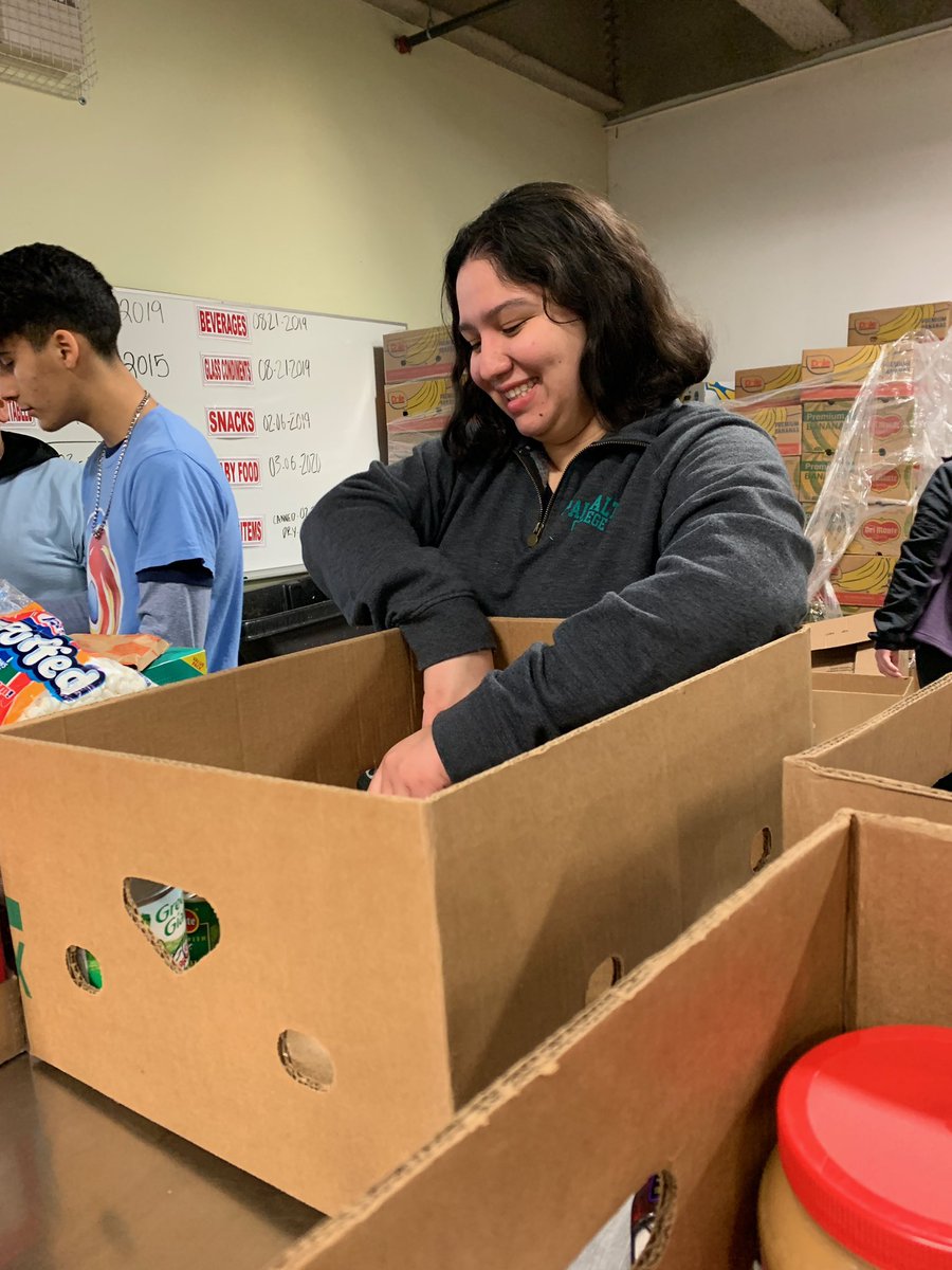 PBWS_UTSA's tweet photo. ⚡️Boss Ladies unite & volunteer @safoodbank⚡️ We love to help our community and give back to the society even if it’s simply organizing food into boxes, there’s no job we can’t do! 🧃📦 💚👑 #QUEENS #volunteer #SAFoodBank #community #girls #birdsup #UTSA #utsapbws https://t.co/atCkB5OZbo