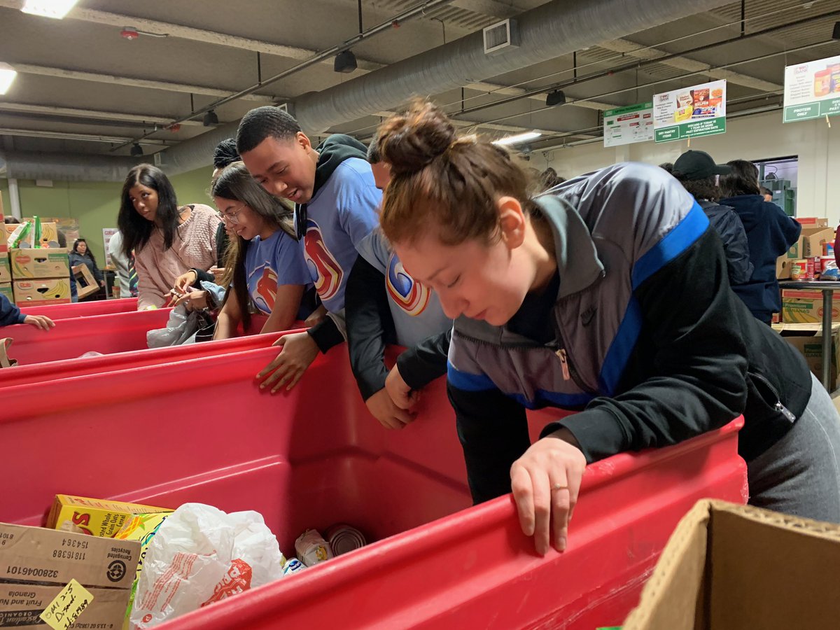PBWS_UTSA's tweet photo. ⚡️Boss Ladies unite & volunteer @safoodbank⚡️ We love to help our community and give back to the society even if it’s simply organizing food into boxes, there’s no job we can’t do! 🧃📦 💚👑 #QUEENS #volunteer #SAFoodBank #community #girls #birdsup #UTSA #utsapbws https://t.co/atCkB5OZbo