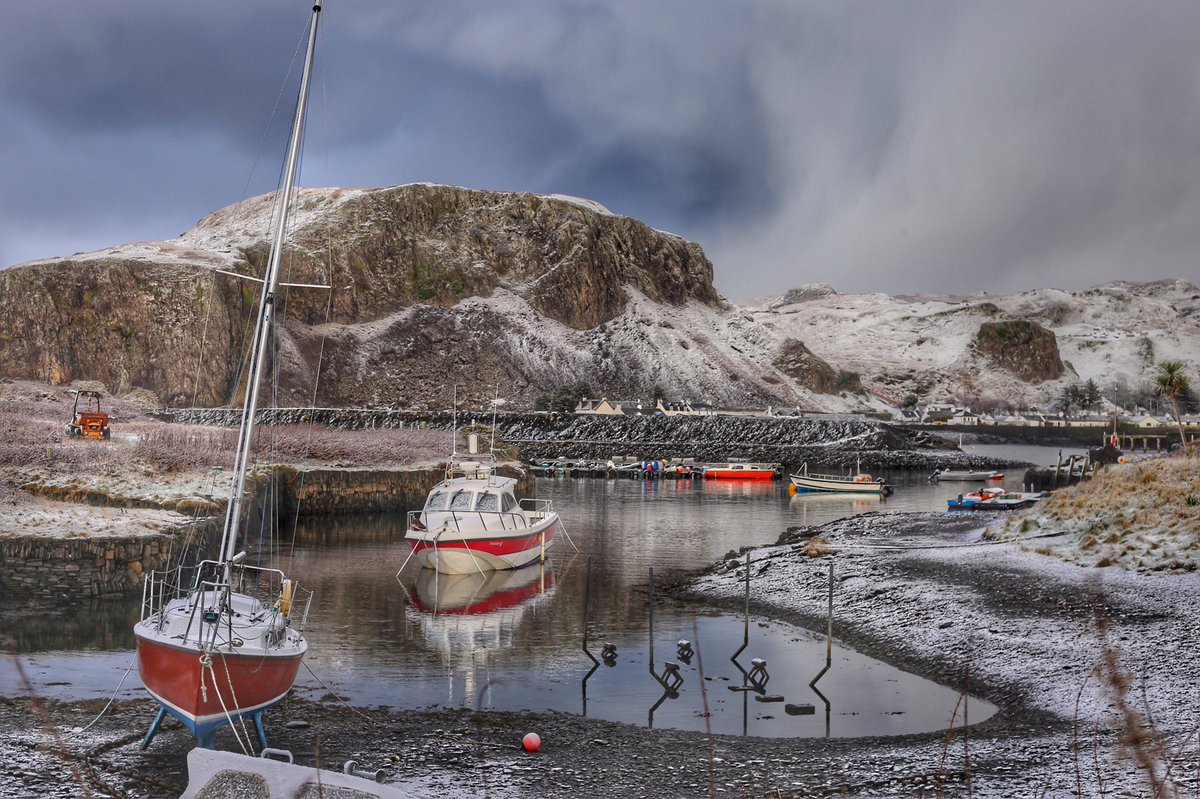 #Easdale harbour last year after a rare snowfall with @seafarioban boat #celticadventurer in the foreground