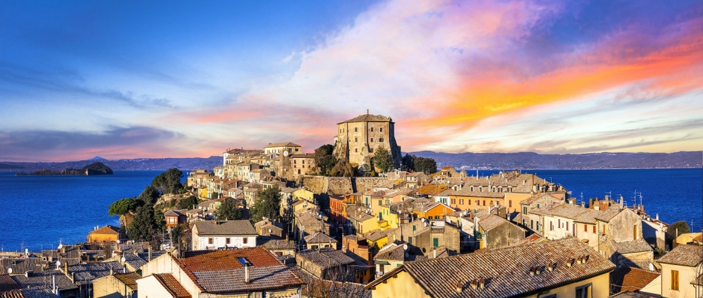 Affacciato sul #LagoDiBolsena, il piccolo e pittoresco comune di #Capodimonte fa parte dell'#IsolaBisentina, un luogo incantevole da conoscere. Il borgo ha nella 'Rocca' Farnese il monumento simbolo che domina l'intero centro abitato! #Viterbo #laziodellemeraviglie