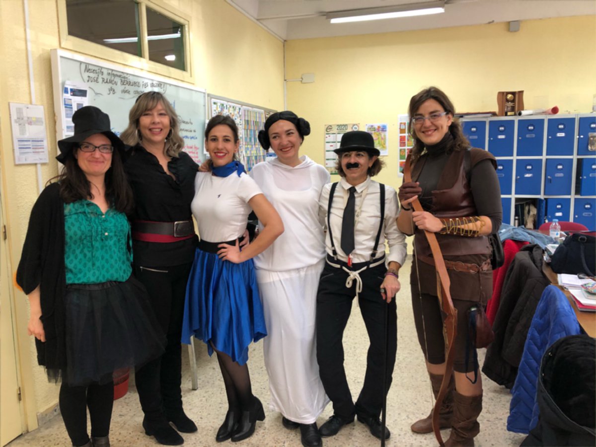 Las profes del Mari Moli celebrando carnaval 🎭🥁