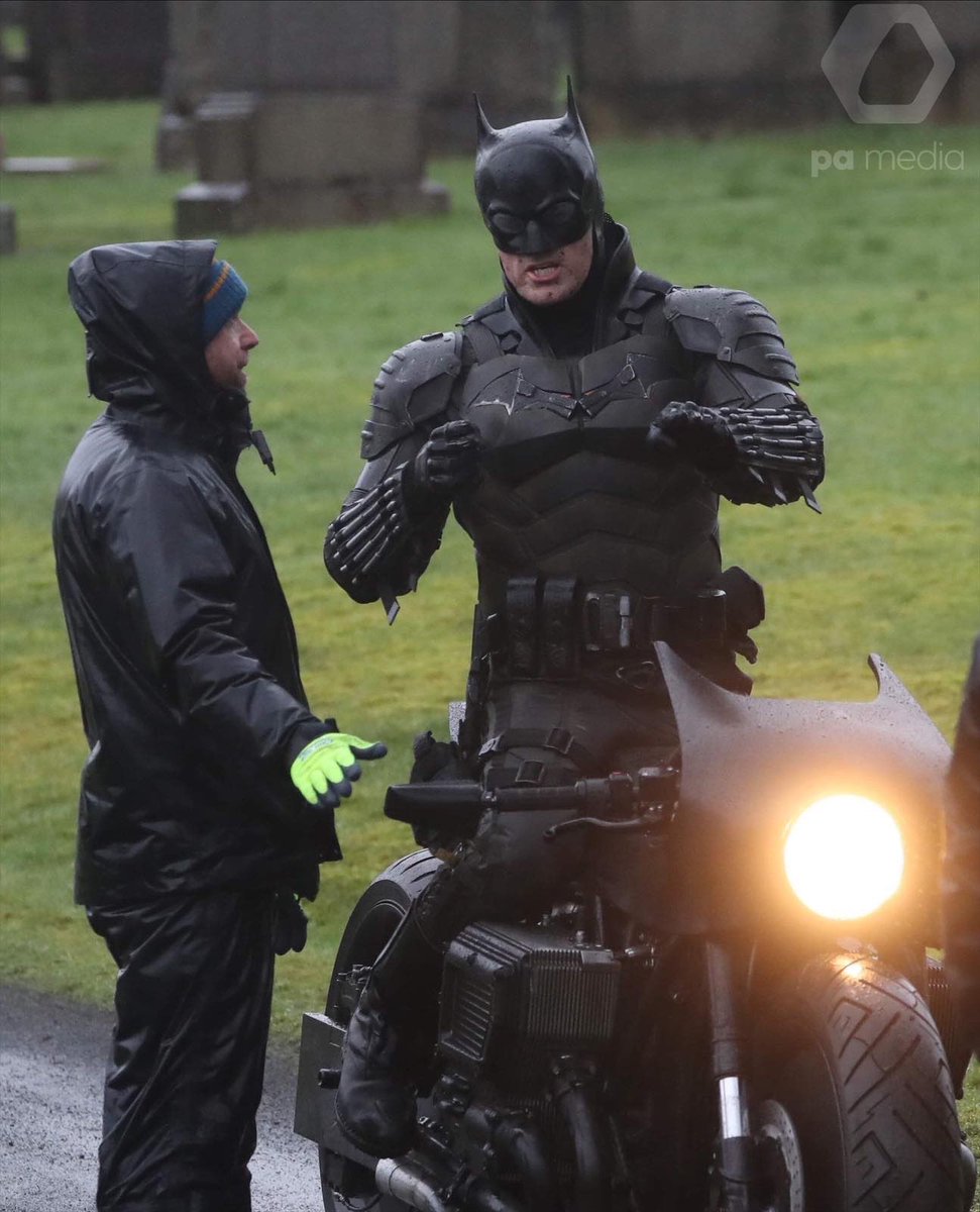 InsideBacklot's tweet photo. Leaked photos reveal the new Batman suit (being worn by Robert Pattinson’s stunt double) 
for Matt Reeve’s ‘THE BATMAN’ film. 

(#TheBatman #Batman #DC) https://t.co/jtV5m8kwxj