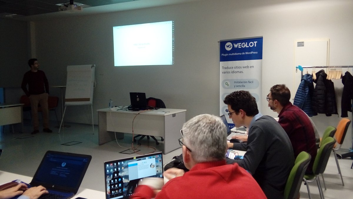 shusica's tweet photo. Empezamos con la MeetUp y @jjpeleato nos explica como podemos trabajar en local para poder hacer cambios en nuestra web sin romperla https://t.co/stE4nuOjw1