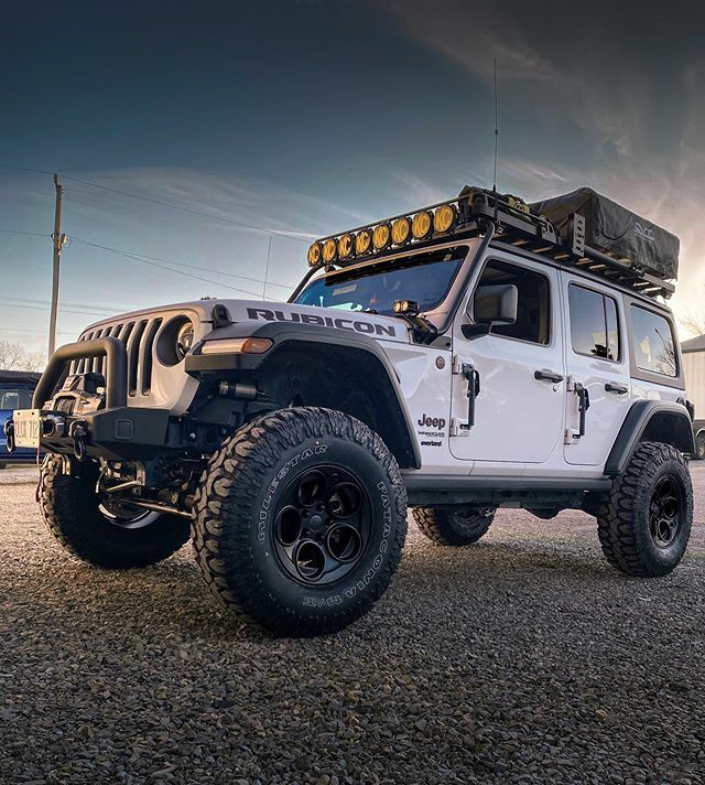 We had @epicfamilyroadtrip in our shop for a couple weeks while we built their Jeep into this monster! 
Roof Rack/rear kitchen table: @frontrunneroutfitters 
Front Bumper, on-board air: @arb4x4usa 
Winch: @warnindustries 
Lighting Package: @kchilites 
Te… ift.tt/2HIvU0r