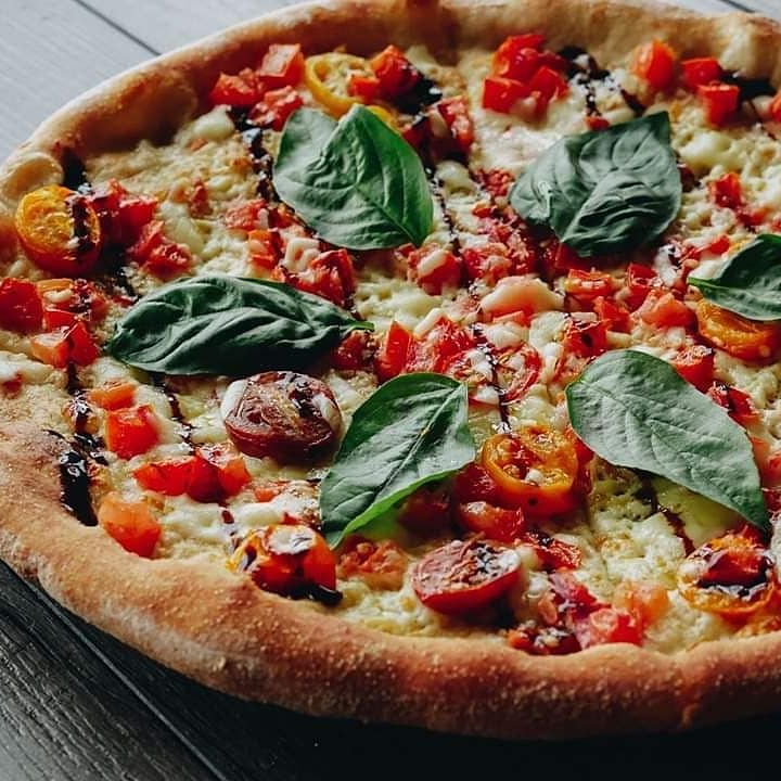 oyocater's tweet photo. #fridayfeast Whether it's for a big pitch or a Friday team lunch, get restaurants like @via_cibo delivered to your office with @oyocater 🍕
#oyocater #viacibo #italianfood https://t.co/1tSzOylgN3