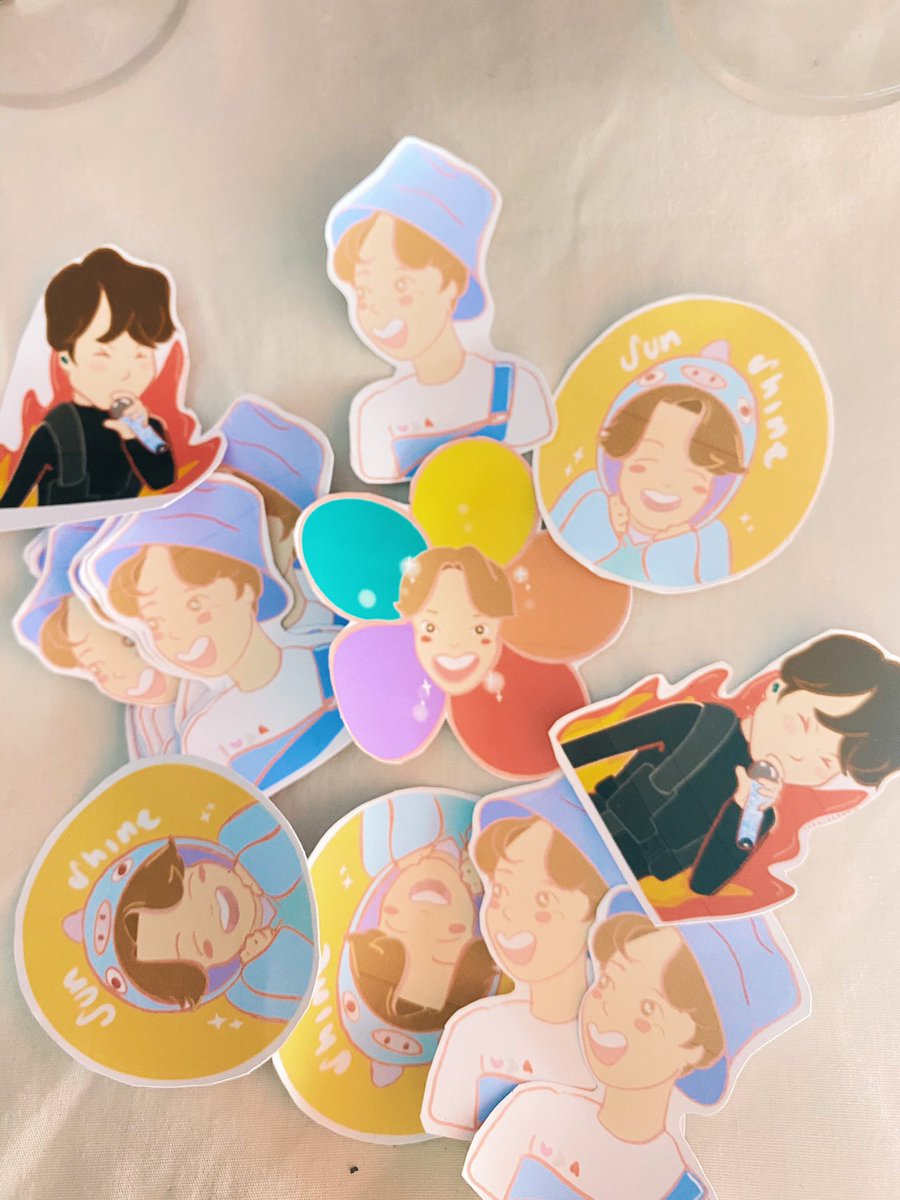 taetae_twtt07's tweet photo. This is my first time doing this.!! I’m so excited!! I hand made stickers for Army’s on an upcoming event created by @cafexhou ! See you there ARMY.!! ✨🌈💕🥳🥳
#4HOPEHTX https://t.co/9L6zN2qCeK