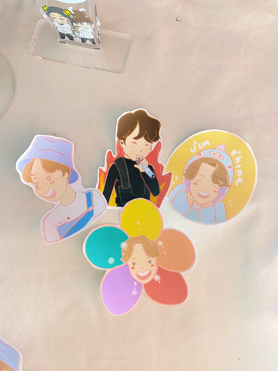 taetae_twtt07's tweet photo. This is my first time doing this.!! I’m so excited!! I hand made stickers for Army’s on an upcoming event created by @cafexhou ! See you there ARMY.!! ✨🌈💕🥳🥳
#4HOPEHTX https://t.co/9L6zN2qCeK