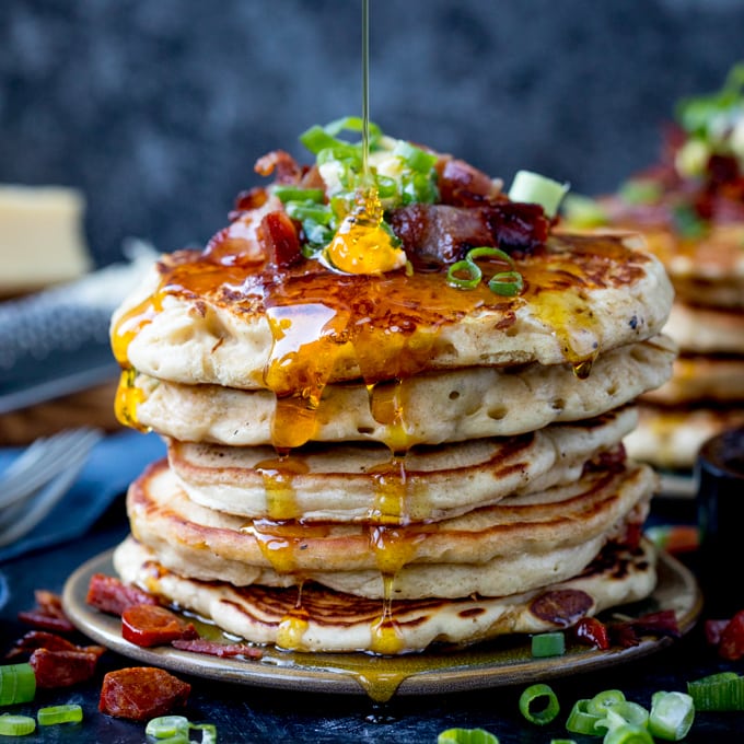 Savoury Pancakes make a real treat dinner - with chorizo, bacon and chilli butter, plus a good drizzle of golden syrup.

kitchensanctuary.com/savoury-dinner…

#savourypancakes #savorypancakes #dinnerpancakes #pancakeday #pancaketoppings