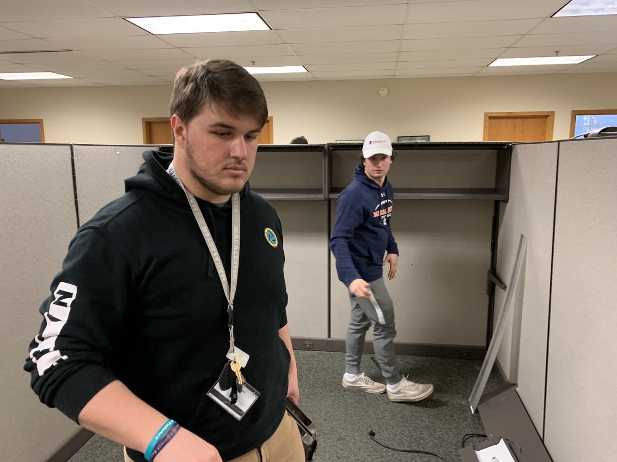 MacalesterFB's tweet photo. As the most progressive football program in the country it is our goal to conduct one service project per semester. We recently partnered with @Tubman who helps those who have experienced relationship violence, elder abuse, addiction, sexual exploitation or other forms of trauma. https://t.co/DjZQGrfvyF