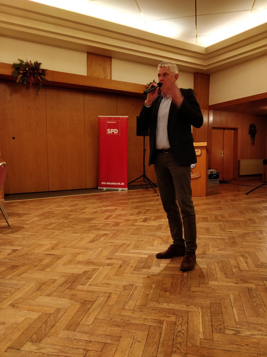 SPDBramsche's tweet photo. Unser Bürgermeister begrüßt die Gäste auf dem 62. traditionellen #Grünkohlessen der @spdde #Bramsche. Neben zahlreichen OrtsbürgermeisterInnen haben wir heute auch @Guido_Pott @rainerspiering und @woelken https://t.co/a94Il5qJkB