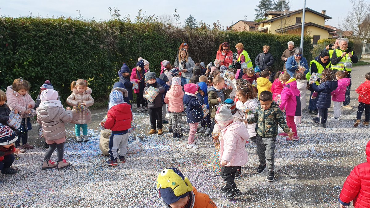 AnnaTomasso's tweet photo. @Ic_Viguzzolo Alla scuola dell'Infanzia di Viguzzolo è ormai tradizione la graditissima battaglia dei coriandoli. https://t.co/LgTohaSDXi