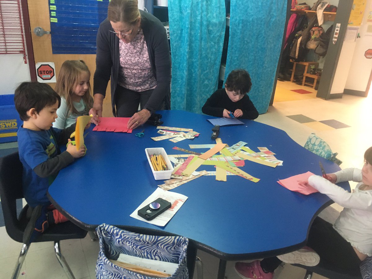 AprilDelphia1's tweet photo. We made lanterns for Chinese New year at my station this morning! They turned out great! 🏮 @SMS_Bolton @mmuusdvt @BTomasiGay https://t.co/x3x7qiSGrL