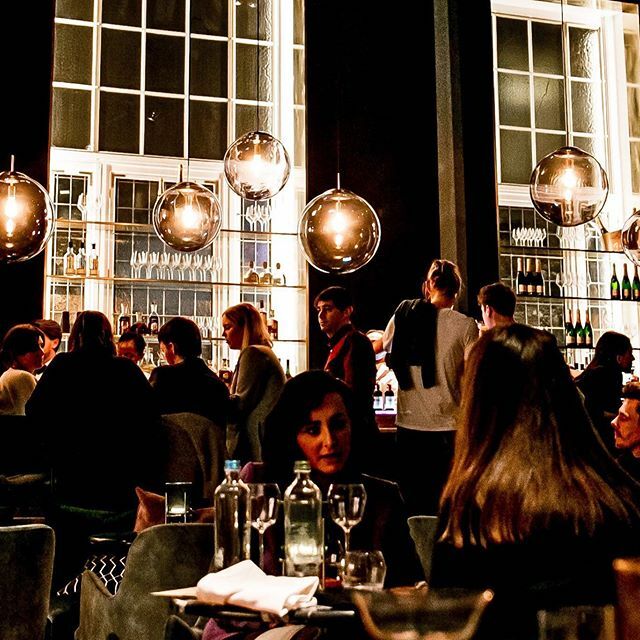 Sas_hf's tweet photo. When creating the bar at Fiera Antwerp we wanted our guests to be transported to a different world. Enjoy our signature cocktails and delicious barfood in an amazing historic  setting. What’s not to love 😍🍸 #wearefiera #cocktails #food #jmcatering https://t.co/oFTxW5W2Xw