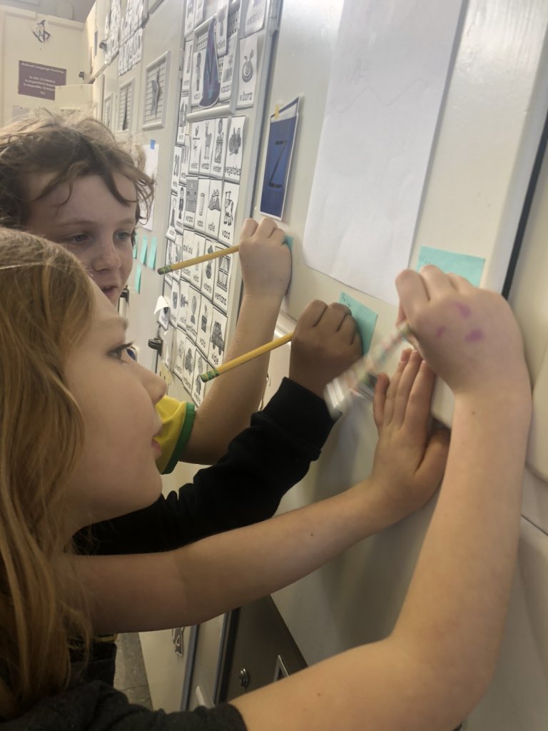 lisamariegr's tweet image. Our Math talks are a little different today thanks to #SVMI The students analize and comment on their work in Spanish by using sentence frames💪🏼 #HOLAweome #HOLAJets #HolbrookMDUSD #jettingtosuccess #TWDIHolbrook #somosbilingües