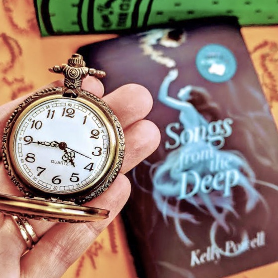OUABookClub's tweet photo. Gift Reveal from our December 2019 YA box! An aquatic detailed pocket watch to match the theme of the book, Songs from the Deep by Kelly Powell.
​🤓
​#bookish #onceuponabookclubbox #onceuponabookclub #bookbox #booksubbox #subscriptionbox #bookclub #bookmail https://t.co/DdntO9mlVH