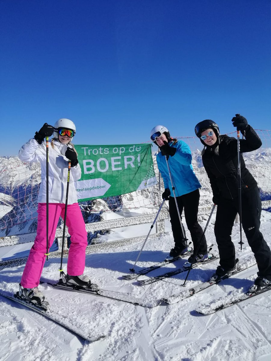 WoltersAne's tweet image. In Oostenrijk, op de gletsjer in Sölden kwam mijn familie een mooi spandoek tegen: Trots op de Boer!
Natuurlijk tijd voor foto's! 👍🏻💪🏻 
#trotsopdeboer @Agrifirm #agrifirm