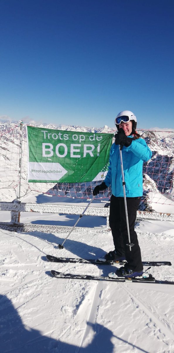 WoltersAne's tweet image. In Oostenrijk, op de gletsjer in Sölden kwam mijn familie een mooi spandoek tegen: Trots op de Boer!
Natuurlijk tijd voor foto's! 👍🏻💪🏻 
#trotsopdeboer @Agrifirm #agrifirm