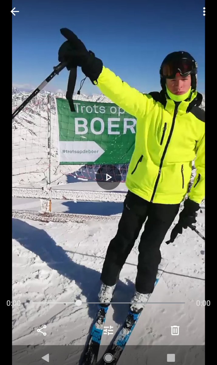 WoltersAne's tweet image. In Oostenrijk, op de gletsjer in Sölden kwam mijn familie een mooi spandoek tegen: Trots op de Boer!
Natuurlijk tijd voor foto's! 👍🏻💪🏻 
#trotsopdeboer @Agrifirm #agrifirm