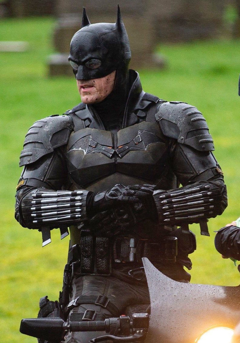 joetoys on X: I believe this cowl is still rubber, but the one in  #mattreeves' Pattinson test footage is more like leather. I'm curious about  what happened between them. I like this