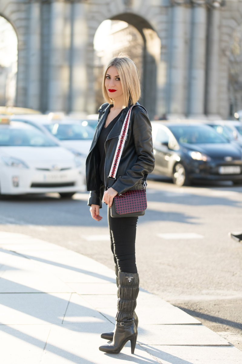 cristinareyesro's tweet photo. Let's rock 🤟🏼the weekend with my new @obagofficial O pocket with eco leather flap with black and red flowers #opocket #mixandmatch #streetstyle 🖤❤️🖤
Empecemos con ganas el finde 🤟🏼 estrenando este nuevo modelo #Opocket de #obag #lookcañero #negroyrojo 🖤❤️🖤 📸 by @rubengray_ https://t.co/CcSU93krVr