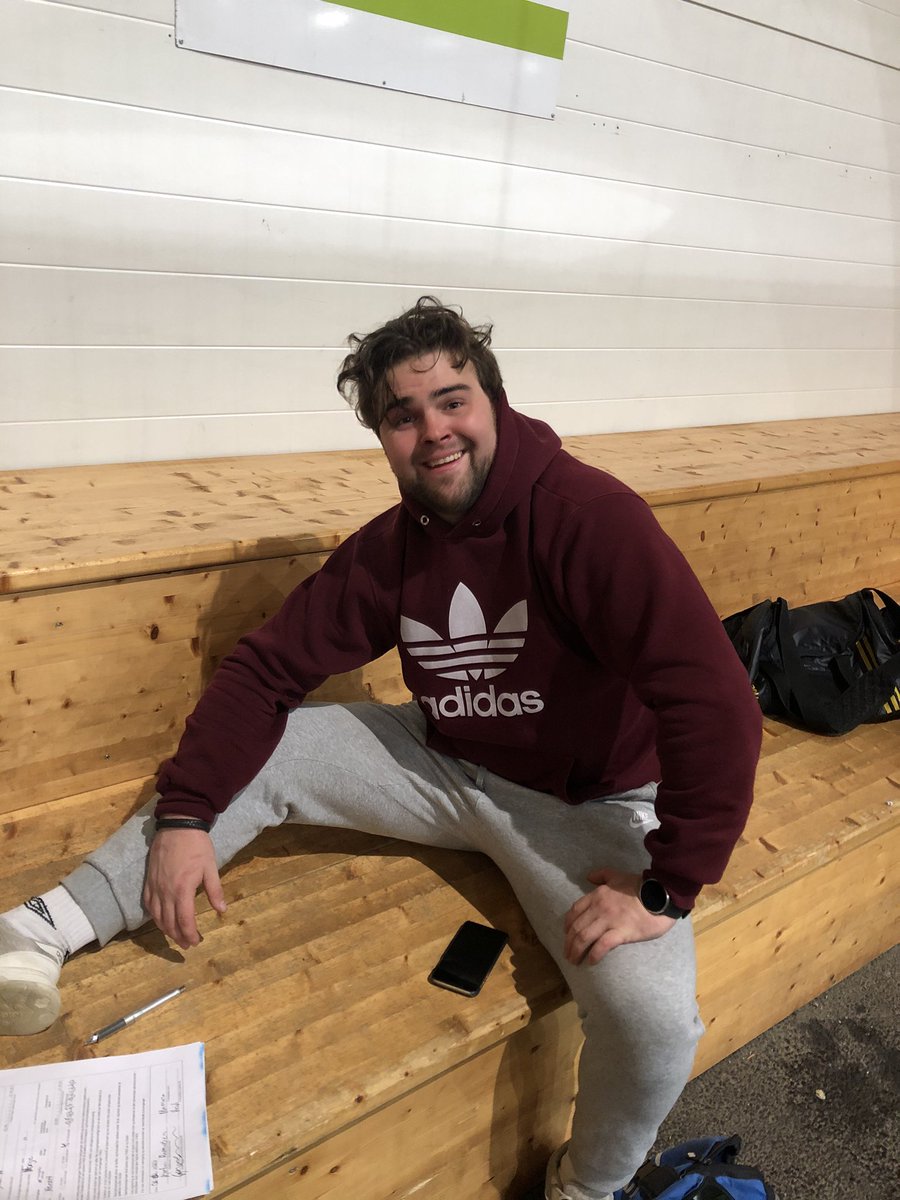 Vi kjører igang årets første treningskamp onsdag 26/2 kl 20.30 mot ingen ringere enn nyoppstarta Åsmarka! 💪 
Kampen spilles i limtrehallen🥂
Vil gutten på bilde være like blid etter kampen?!