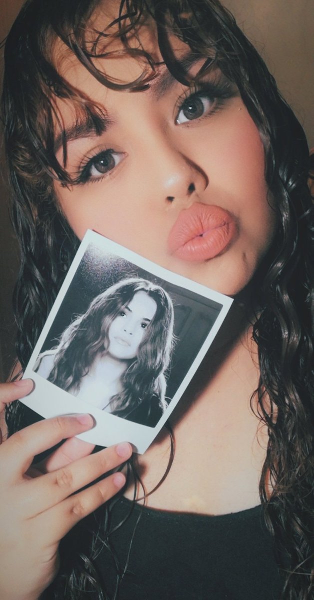 Sarigomez20's tweet photo. #FeelMeSELFIES #STREAMRAREALBUM #StreamFeelMe 🖤 https://t.co/RTMgLToBH9