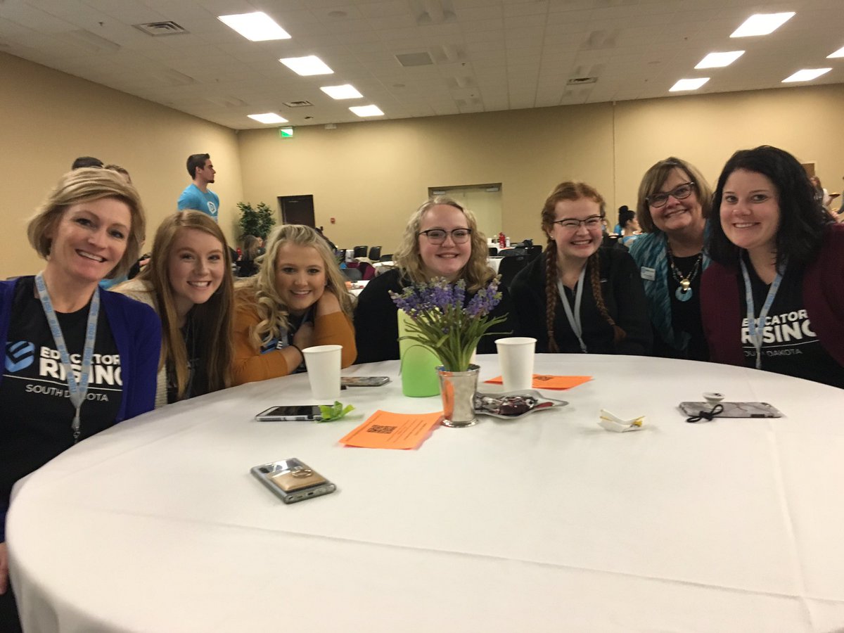 drnashscience's tweet image. Great to have our #BulldogNation friends at @EdrisingSD #FutureTeachers @DSUteach @betsyschamber