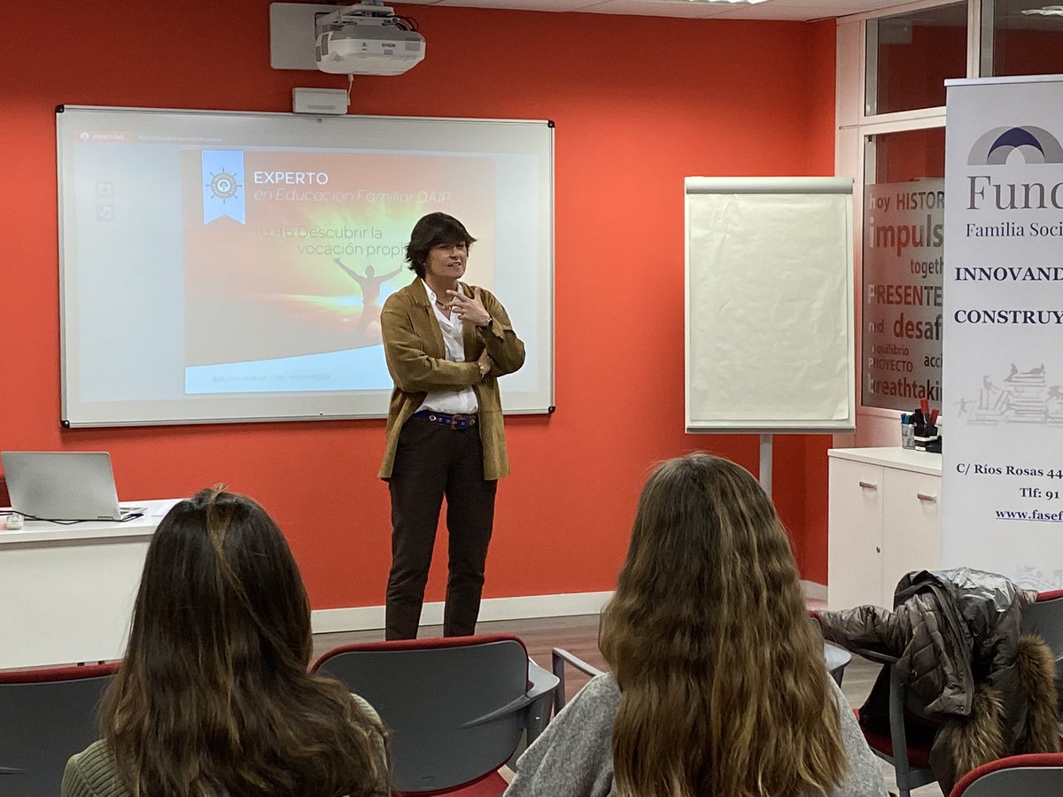 IdentitasEdu's tweet photo. “Descubrir la vocación propia” con Patricia Cigaran en #ExpertoDAIP #Madrid https://t.co/hSfU59MODX
