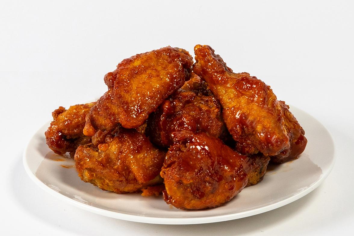 pizzahut's tweet photo. Bet you can’t reply “wings" to this tweet 10 times in a row without being interrupted https://t.co/xLXcBk5D8Q