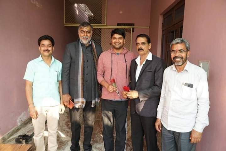 Niranjan_Lodhi's tweet photo. महाशिवरात्रि के पावन दिन आज हमारी भांजी #_फलित_सिंह_पटेल का संबंध #_IAS श्री #_श्याम_वीर_सिंह_जी के साथ तय हुआ
@prahladspatel ji @PhalitPatel
@patel_pushplata ji https://t.co/3xVuPYAZUV