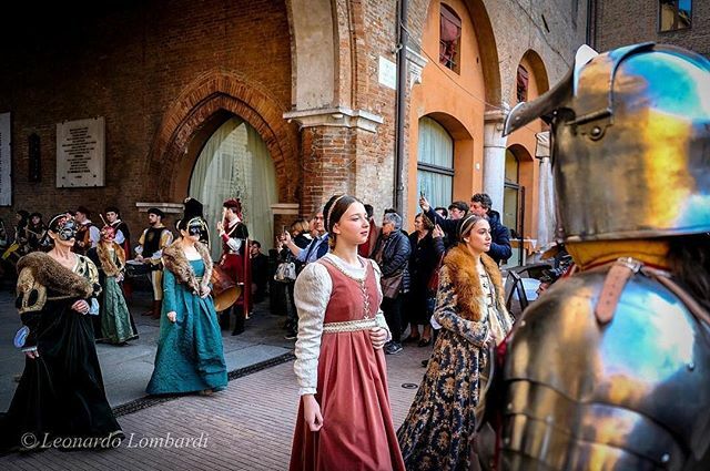 Un calendario eventi ricchissimo quello dell’edizione 2020 del Carnevale degli Este! Passate con noi una giornata rievocando i fasti dei Duchi Alfonso e Ippolito, ma soprattutto non mancate al Corteo Storico che domani sfilerà in centro a Ferrara partend… ift.tt/32hdRYy