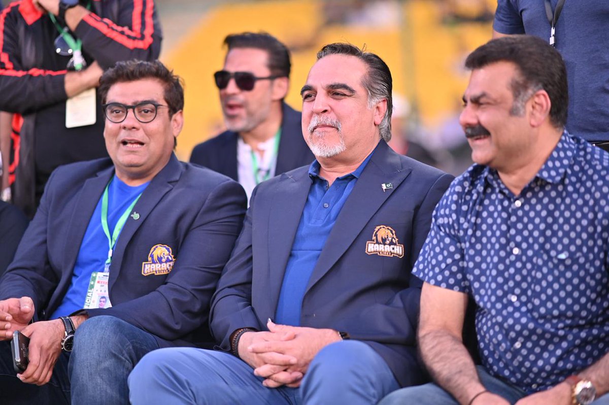 ALIGGPTI's tweet photo. Hon. Governor Sindh Imran Ismail attended the match between Karachi Kings &amp; Peshawar Zalmi at National Stadium Karachi along with MPA M Ali Aziz GG. 

#PSL5 #KarachiKings #KK #PeshawarZalmi #PZ #NationalStadium #CricketComesHome #Karachi #ImranIsmail #AliGG #ARY #SalmanIqbal https://t.co/AeZpm7XB6A