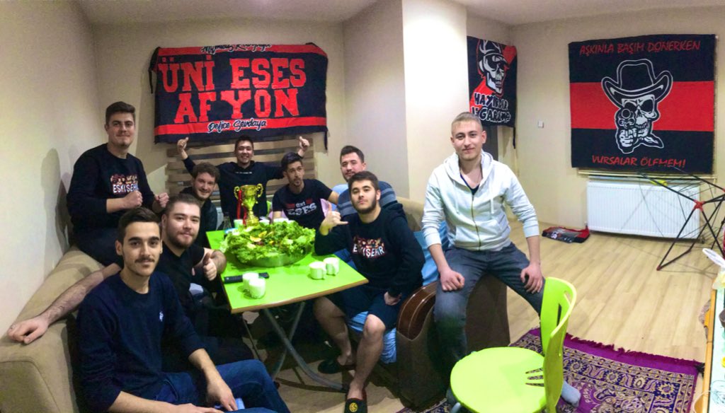 UniESES_Afyon's tweet photo. ÜniESES Afyon olarak maç izleme organizasyonunda buluştuk. https://t.co/vxGvaC7D4g