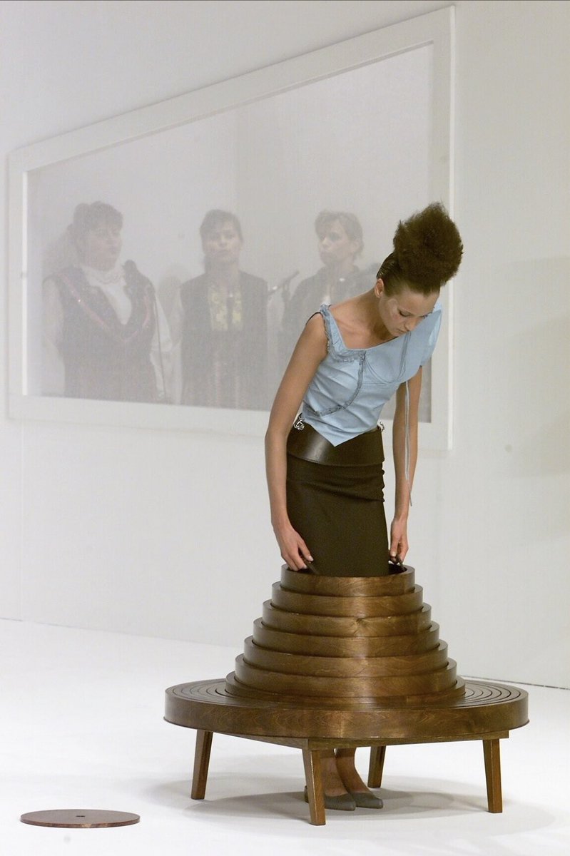 fauxdeity's tweet photo. When furnishings become fashion energy. Me @ #erwinwurm, 2018 / #Chalayan Fall RTW 2000. https://t.co/0qKYdZMryc