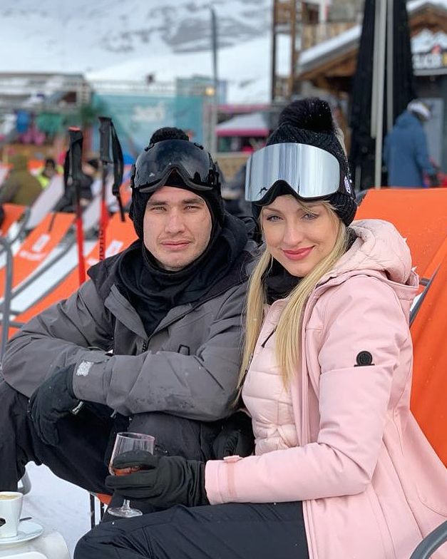 TOG24Official's tweet photo. To ski or to après-ski... is that even a question? 😎🍷 Shop snowy faves: https://t.co/ZoyoPNKcqG #TOGski https://t.co/52P8YjFIOB