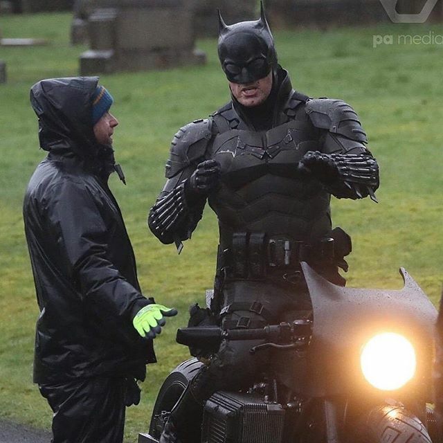 ChrisBarraca's tweet photo. Ok I have no idea what to expect from this movie.

This is Robert Pattinson's stunt double in the bay suit and motor cycle. #batman #thebatman #mattreeves https://t.co/6LKIp7vvBD https://t.co/otw9nI2qyr