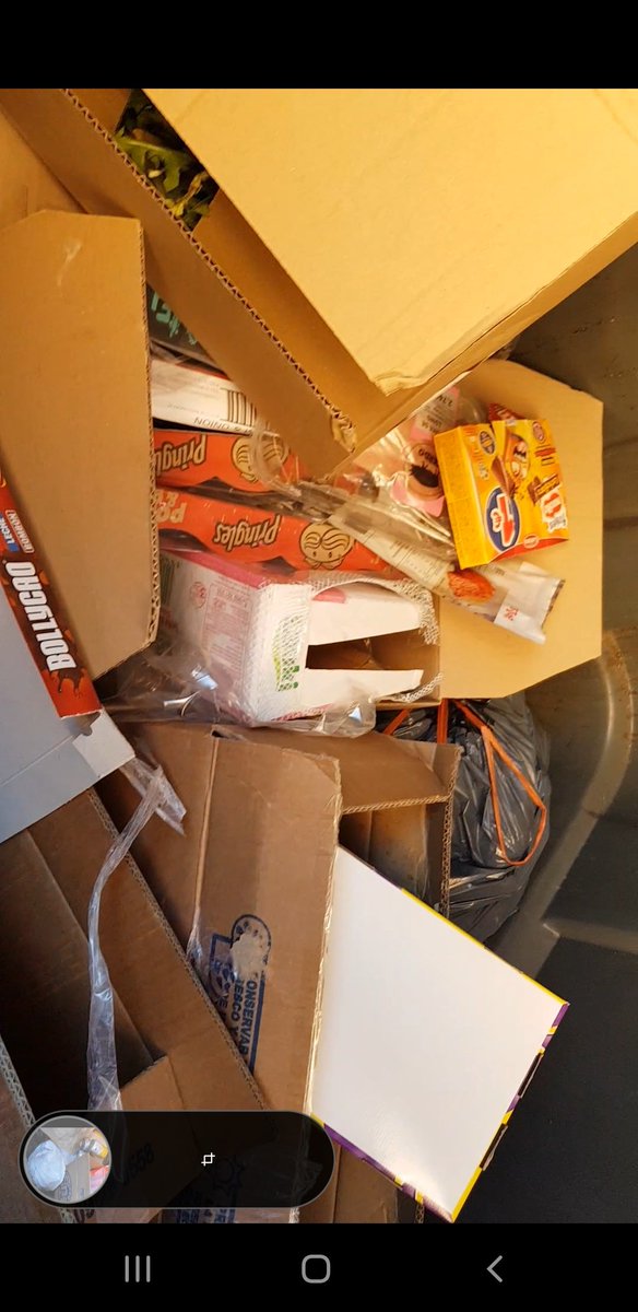 _electronature's tweet photo. @policiademadrid Buenas noches. Vivo en calle Aeronave y quería informaros que la tienda de alimentos China tira todo tipo de basura al contenedor del orgánico cuando los otros están al lado. Estaría bien que alguien con autoridad les avise o multe para que no lo hagan másGracias https://t.co/PFWGrL5hbE