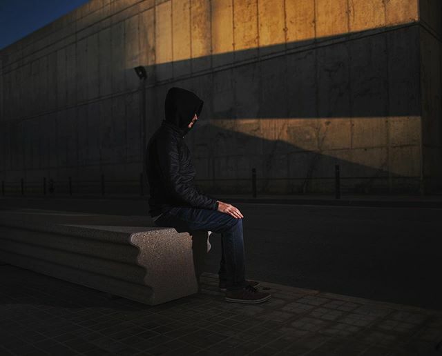 _dazzad_'s tweet photo. Man sitting on a bench with hoodie on
#hoodie #locationportrait #sittingman #city #cityscape #shadows #urban #man #portrait #lowkey #jolpiñodeflash #bcn https://t.co/7uMM8E8Jix https://t.co/1baWeTFclP