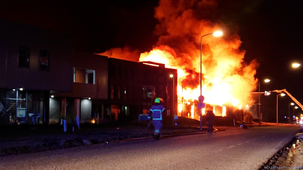 Zeer grote brand bij bedrijf aan de Adam Smithweg in Zwaag..
