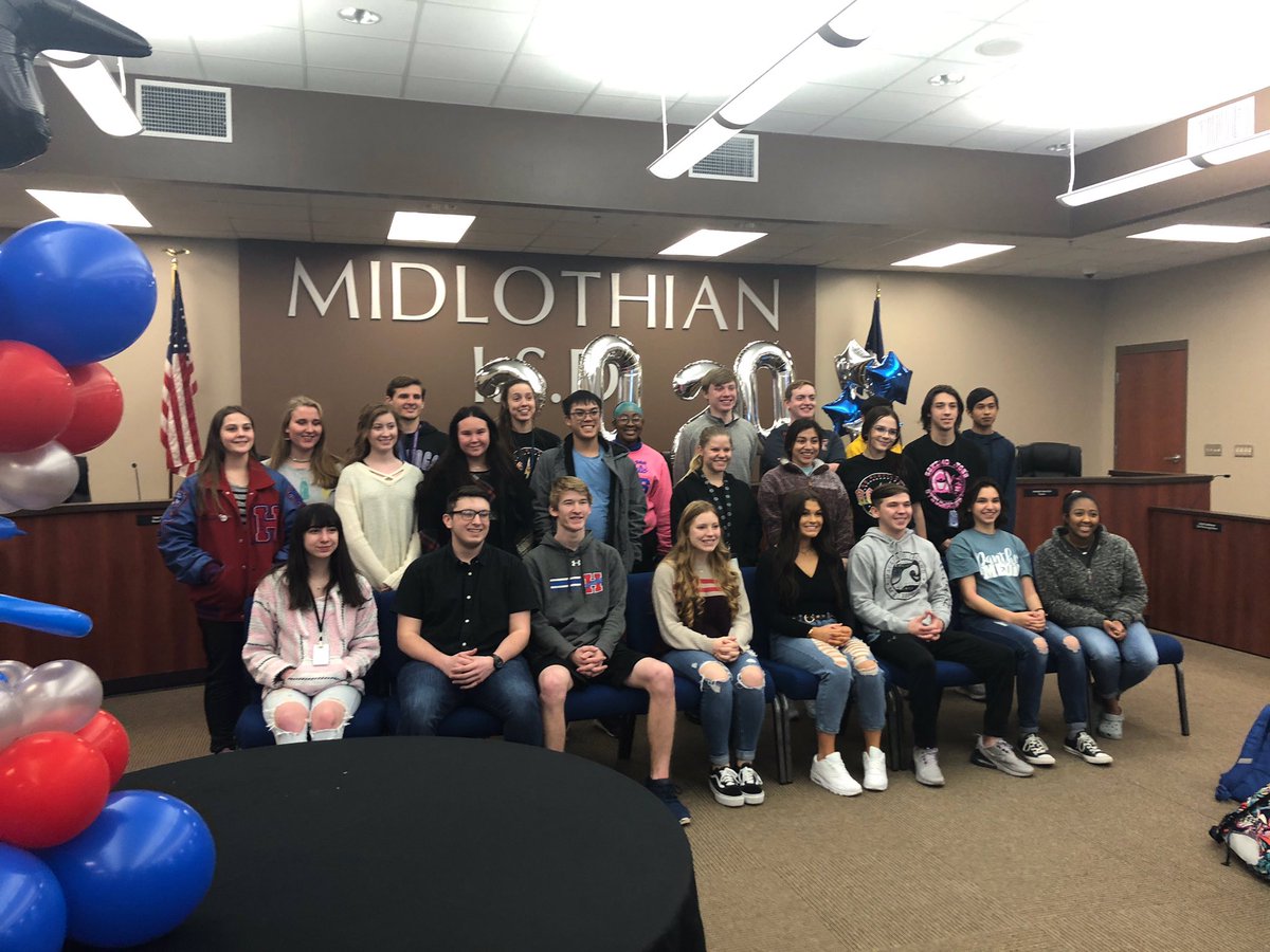 nikkiloopernix's tweet photo. Celebrating the FIRST graduating class of MCSA - Midlothian Collegiate Scholars Academy today. These students are graduating with both a high school diploma AND an Associates Degree! @NavarroCollege @TarletonState @MidlothianISD #MISDPROUD https://t.co/7N1n5Ytsjy