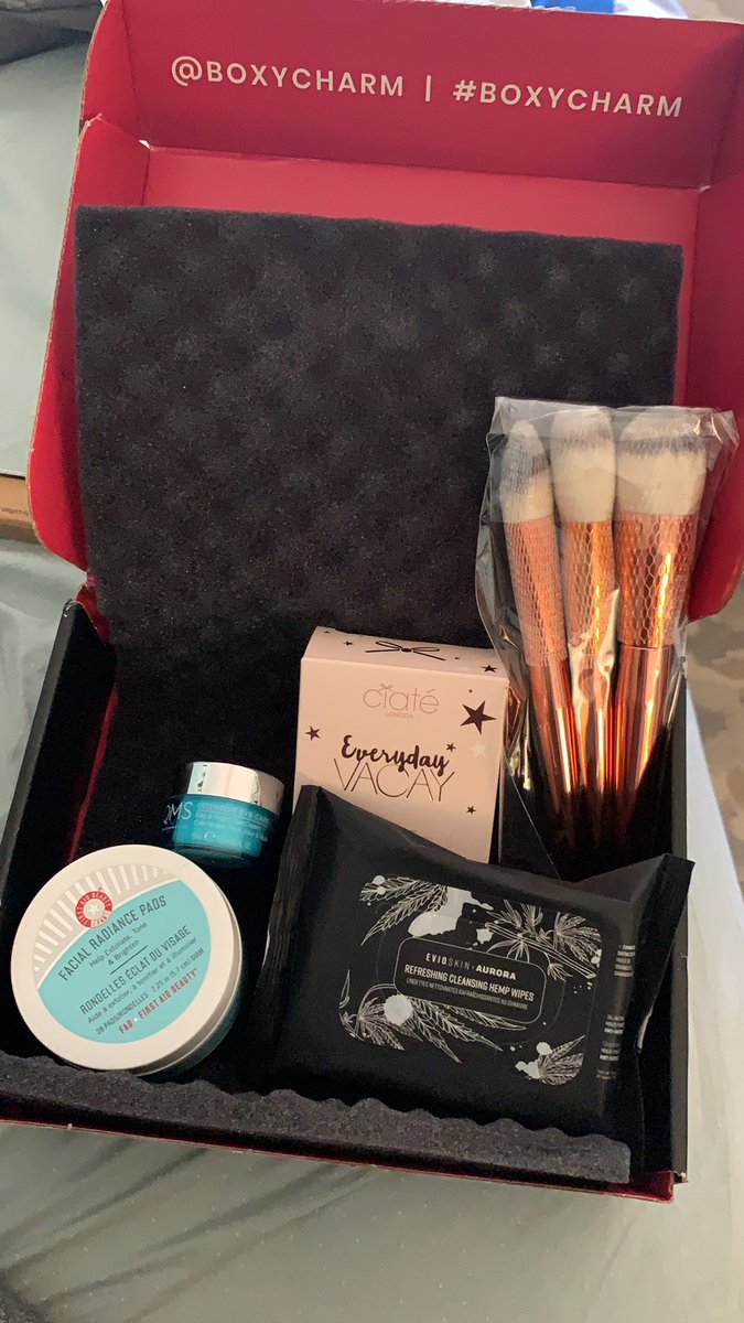 frostandpolish's tweet photo. Oh @boxycharm, I want to keep loving you! You’re just making it so hard!

Box came super late this month, didn’t have a card with products and pricing, and a included a hodgepodge of products - including a brandless brush trio 😔 

#boxycharm https://t.co/Mlm7zGErgX